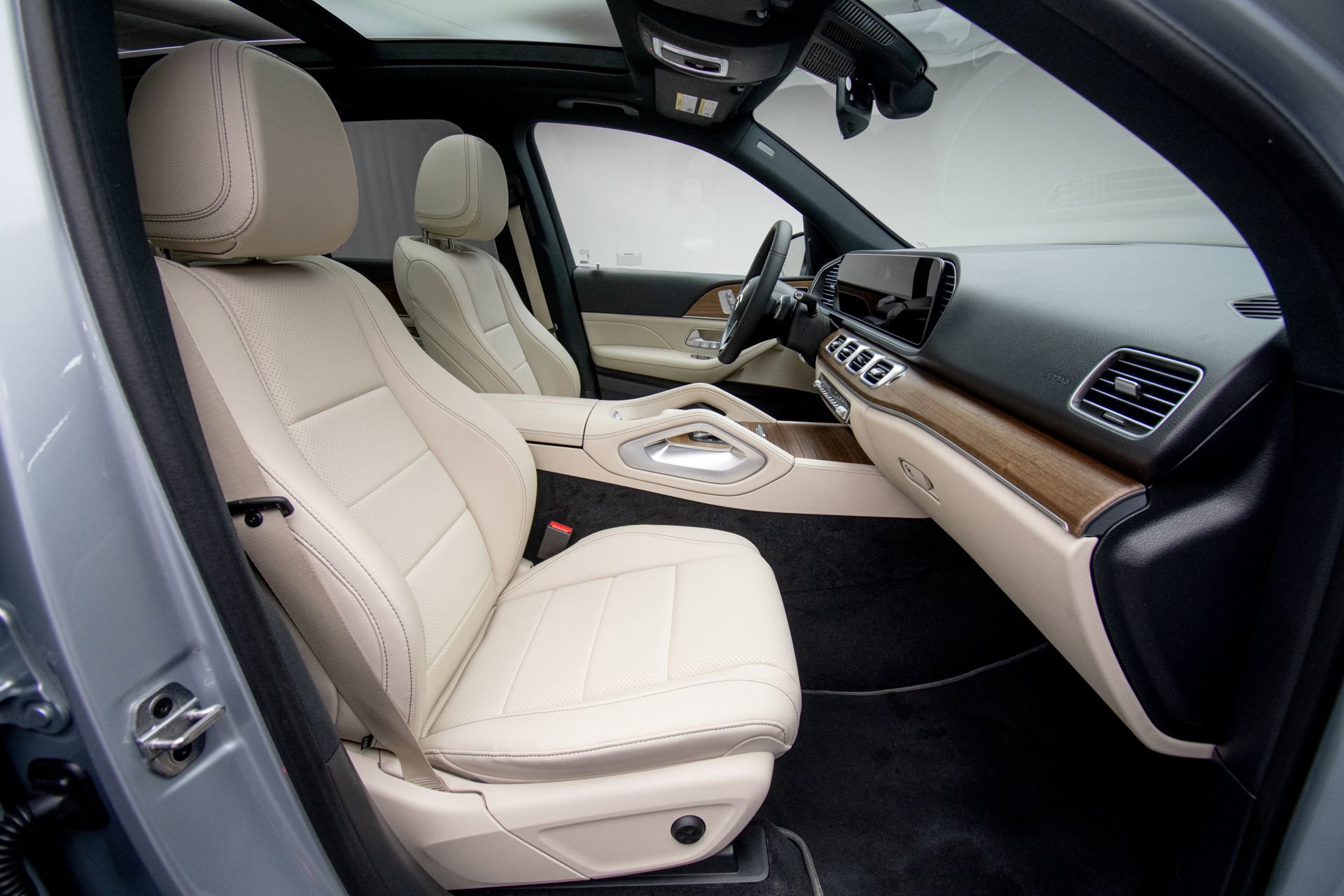 Used 2024 Mercedes-Benz GLE 350 4MATIC w/ Winter Package image 13