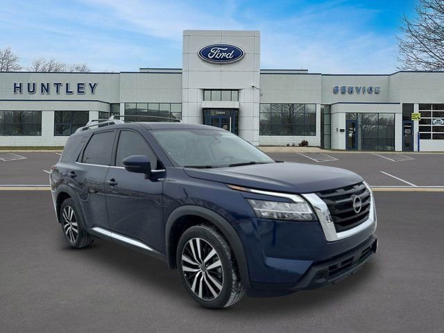 Used 2024 Nissan Pathfinder Platinum w/ Lighting Package (N92) FWD image 3