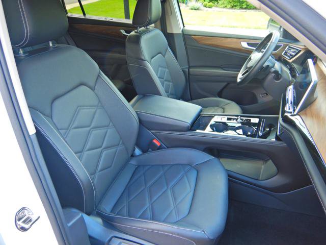 Used 2025 Volkswagen Atlas SE AWD/4WD image 17