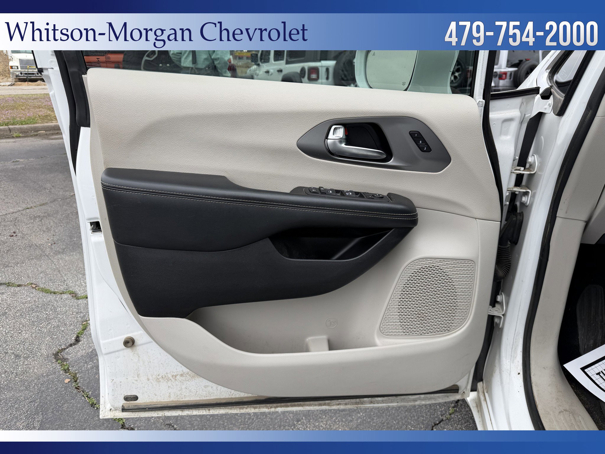 Used 2022 Chrysler Pacifica Touring-L image 11