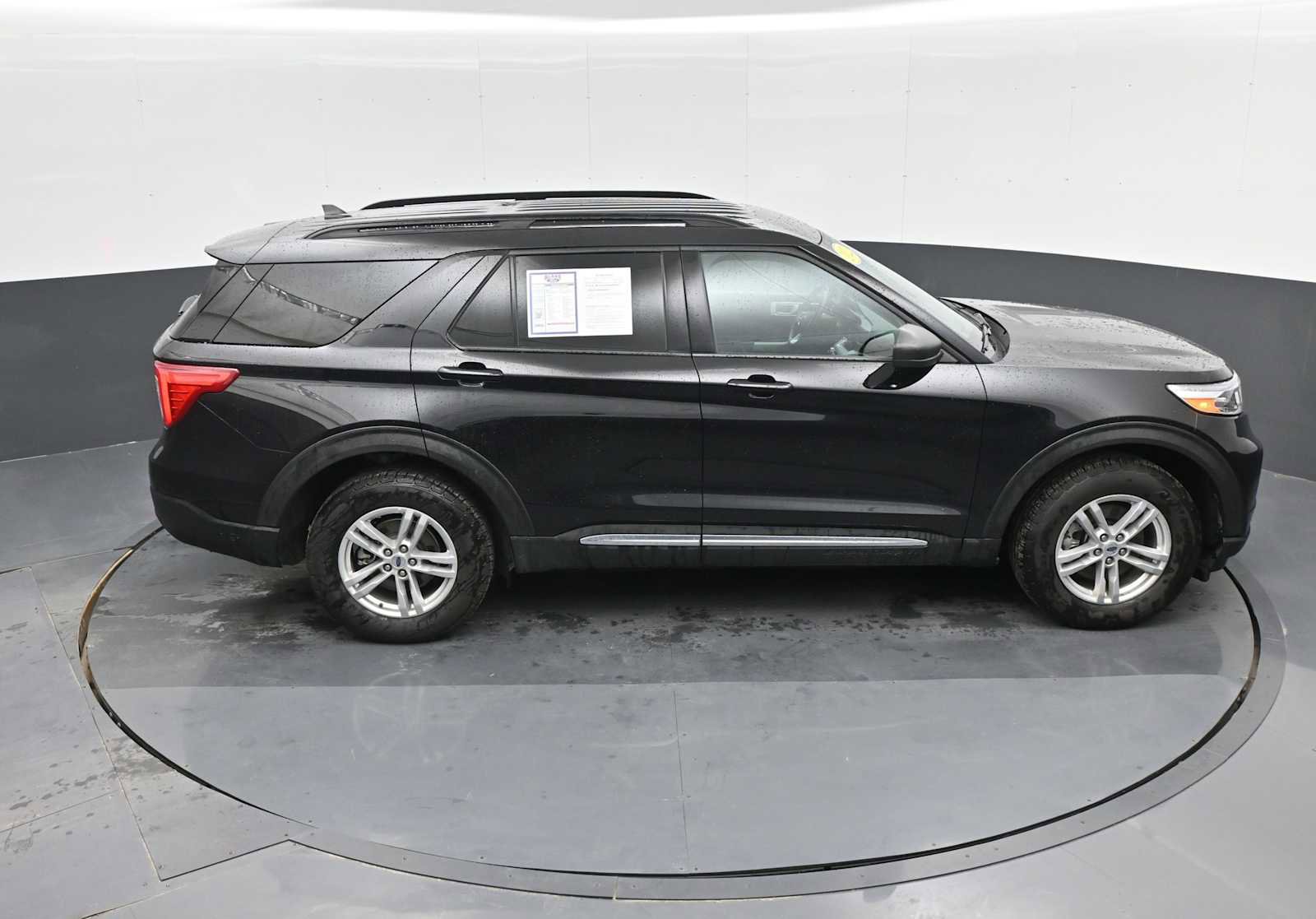 Used 2022 Ford Explorer XLT image 28