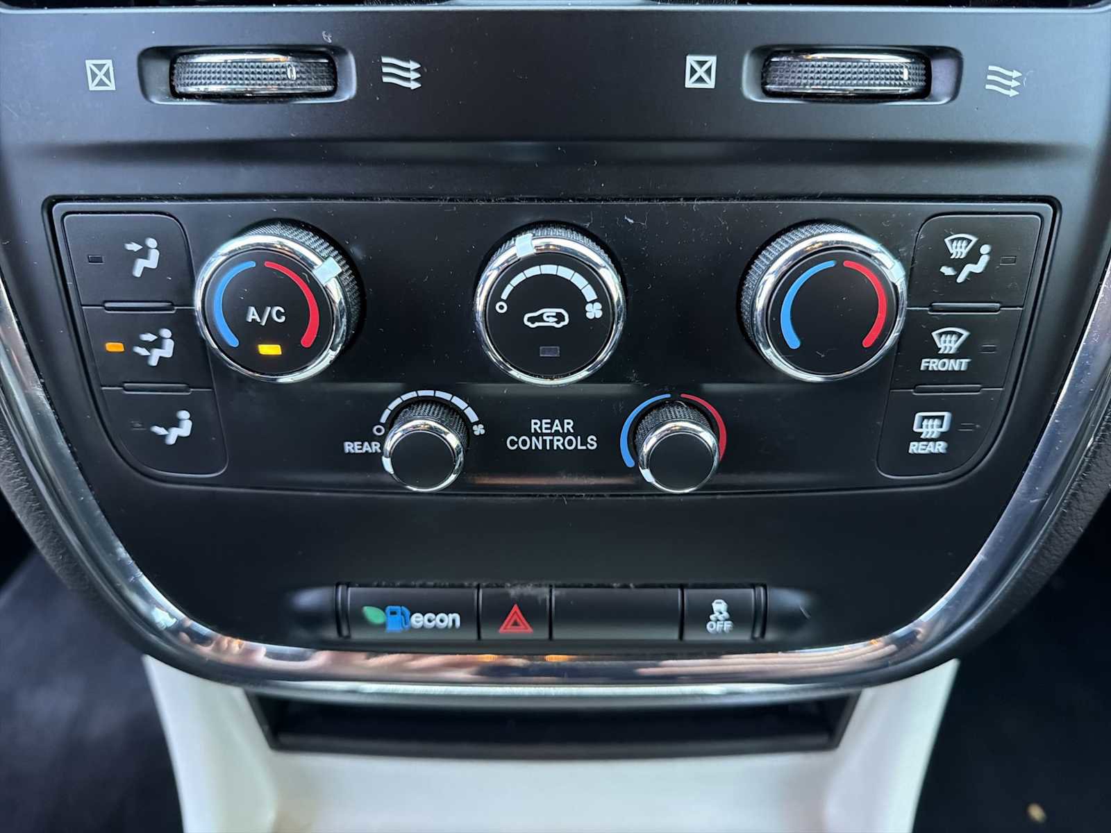 Used 2018 Dodge Grand Caravan SXT FWD image 16