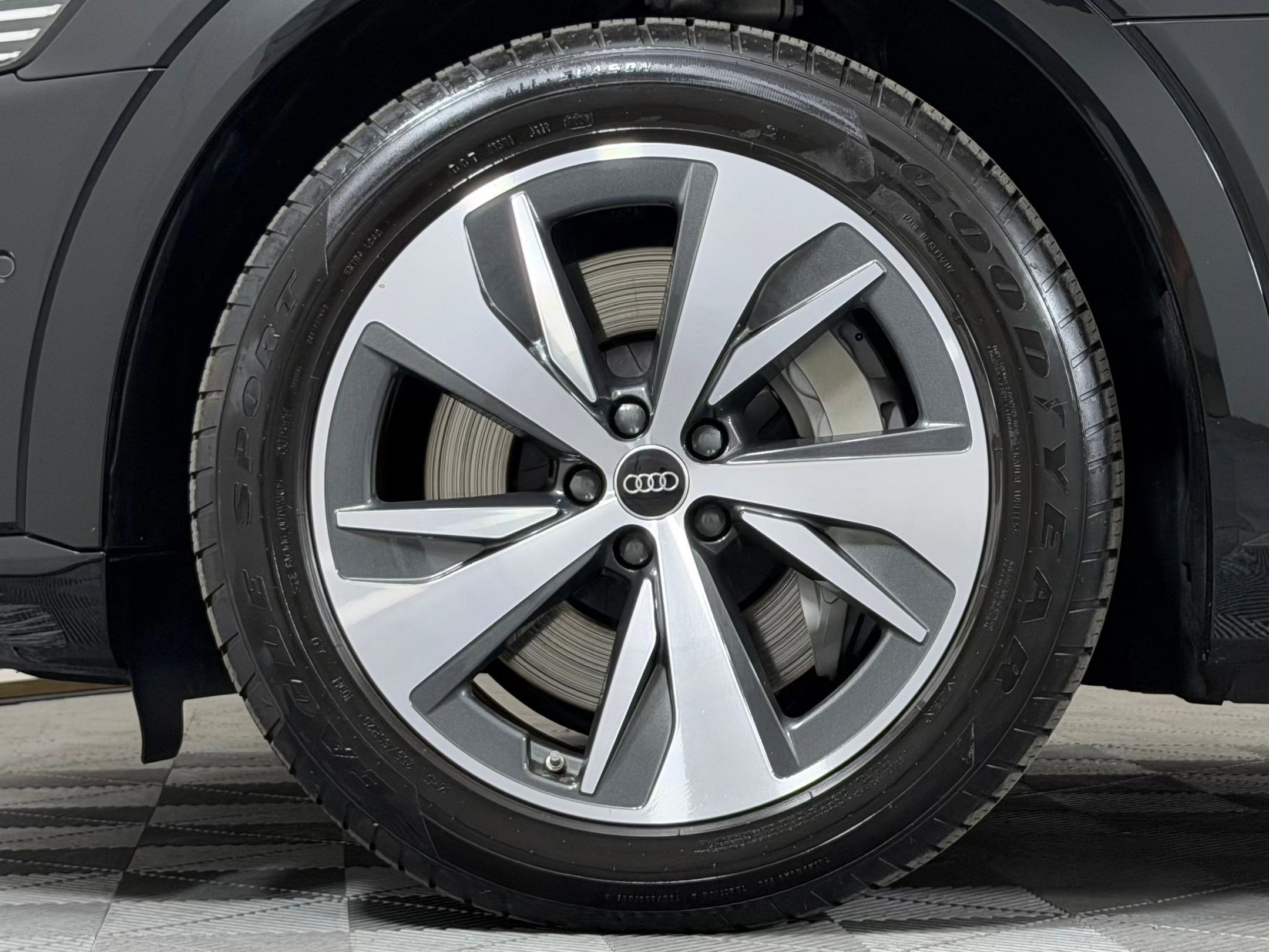 Used 2024 Audi Q8 e-tron Premium Plus w/ Premium Plus Package image 12