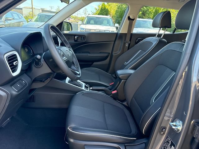 Used 2025 Hyundai Venue Limited FWD image 9