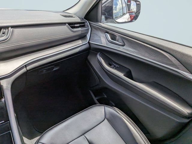 Used 2023 Jeep Grand Cherokee Limited AWD/4WD image 16