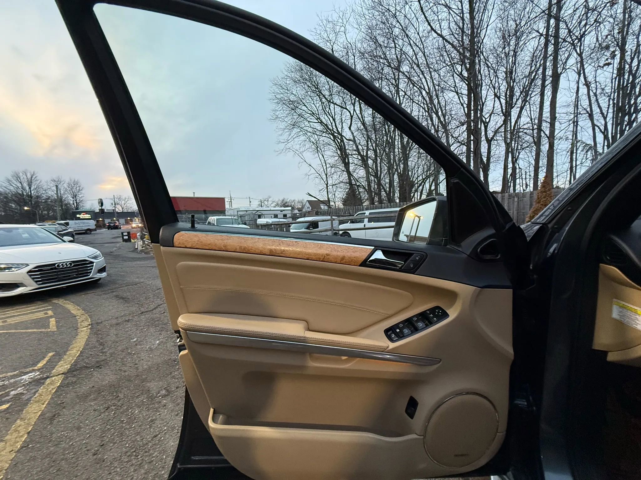 Used 2012 Mercedes-Benz GL 550 GL 550 4MATIC Sport Utility 4D image 9