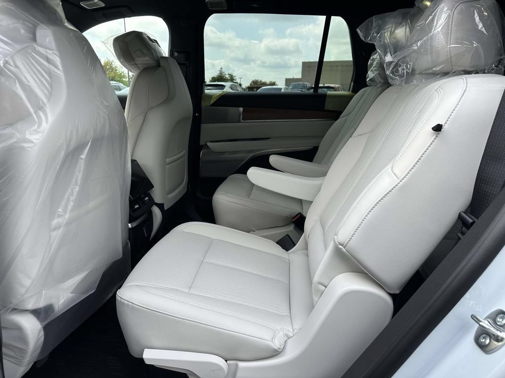 New 2027 Cadillac Vistiq Luxury w/ LPO, Floor Liner Package AWD/4WD image 9