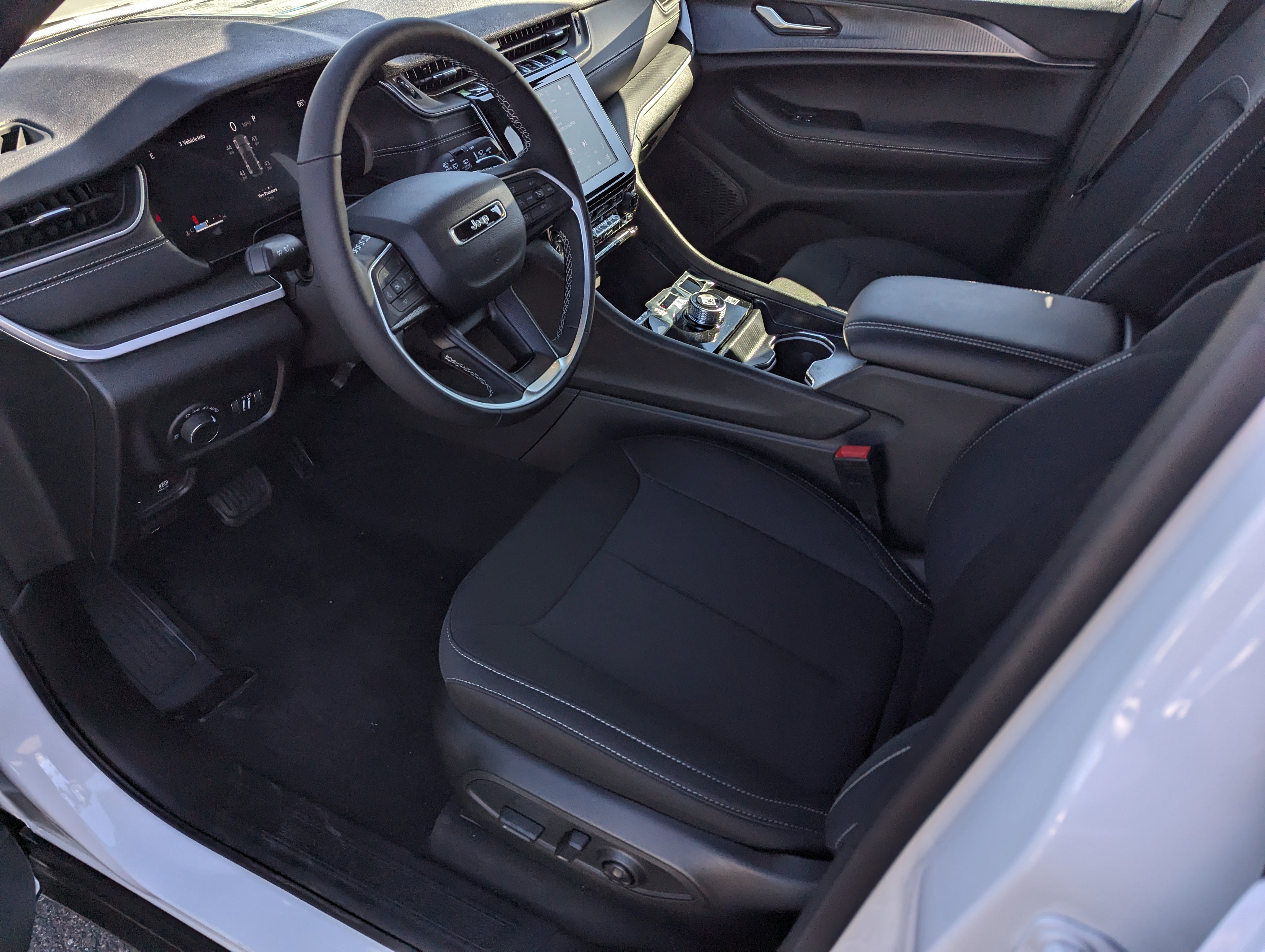 New 2025 Jeep Grand Cherokee Laredo w/ Luxury Tech Group I image 9