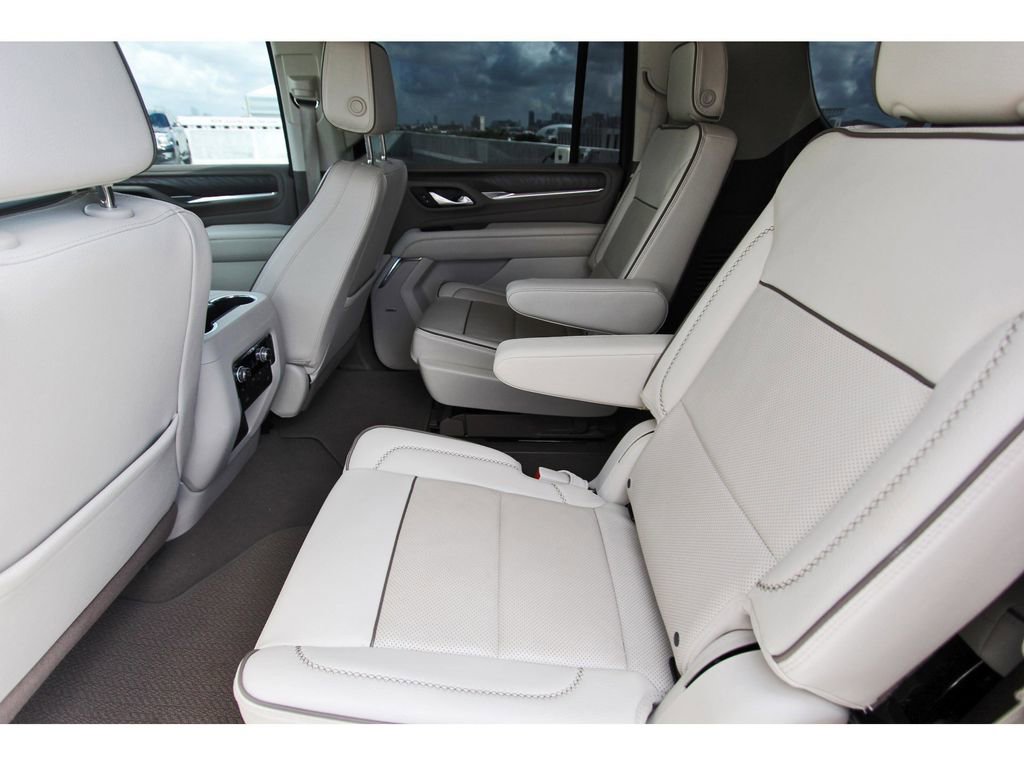 Used 2023 GMC Yukon XL Denali image 7