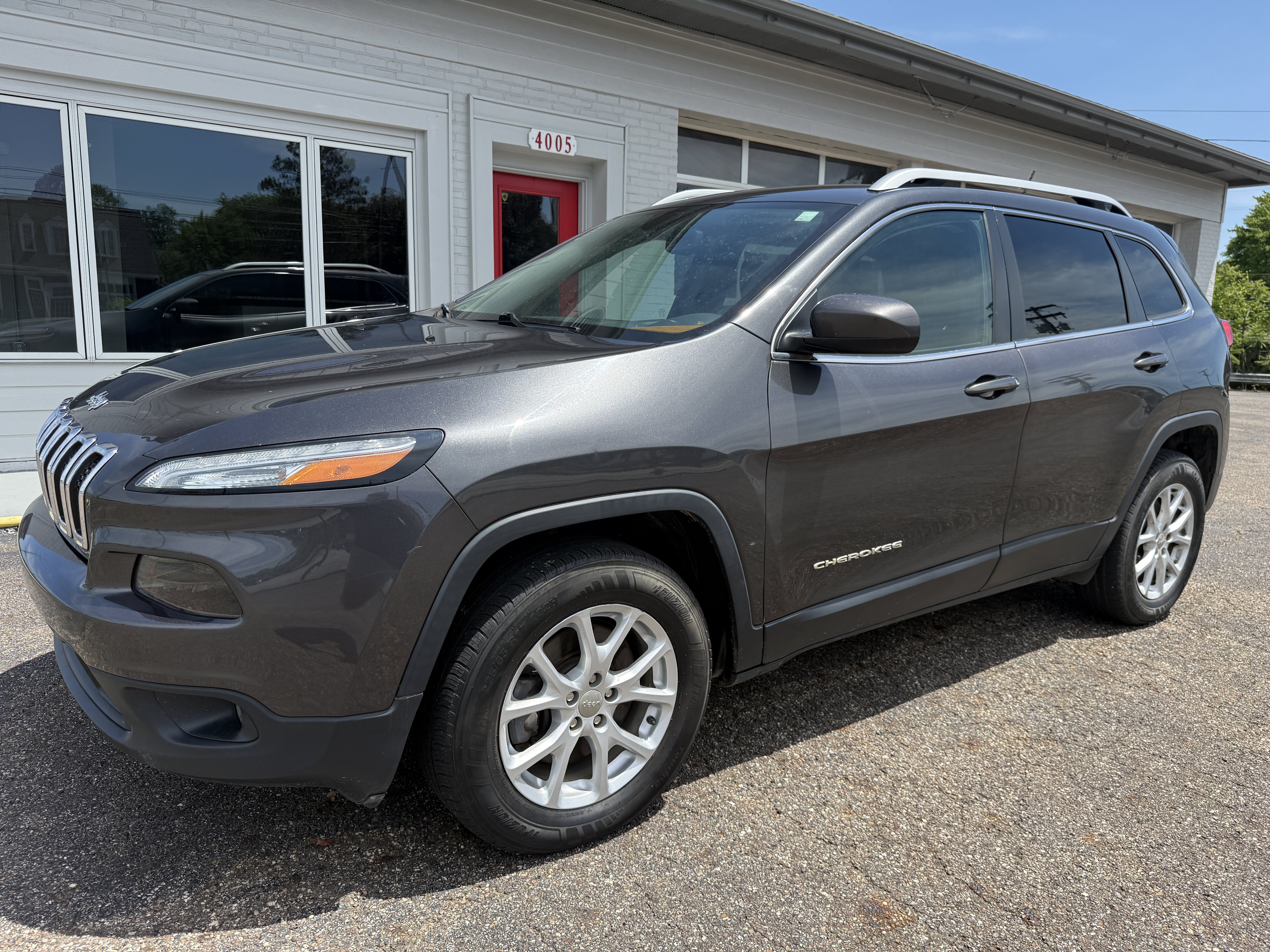 Used 2015 Jeep Cherokee Latitude w/ Cold Weather Group AWD/4WD image 1