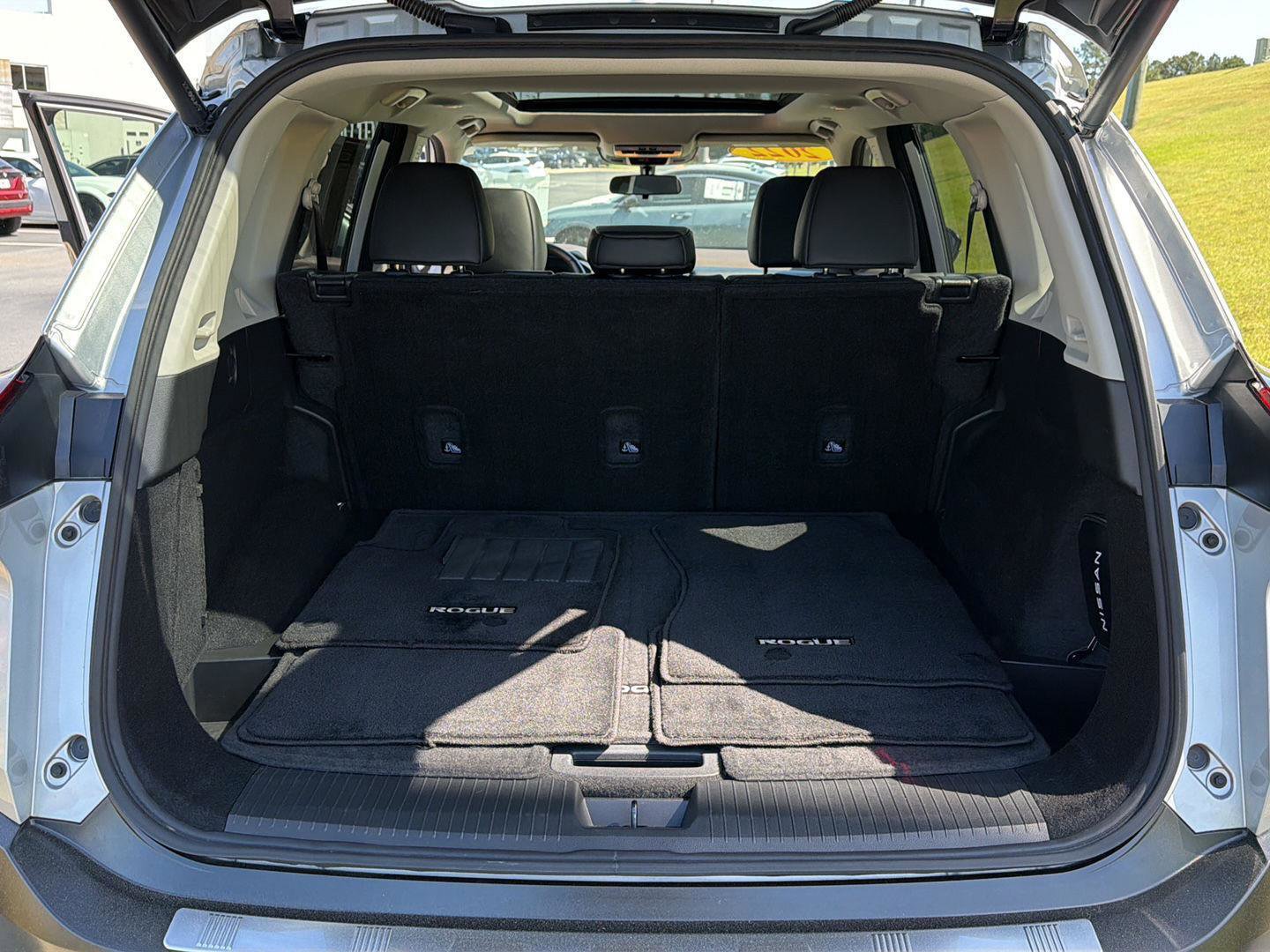 Used 2022 Nissan Rogue SV w/ SV Premium Package FWD image 34