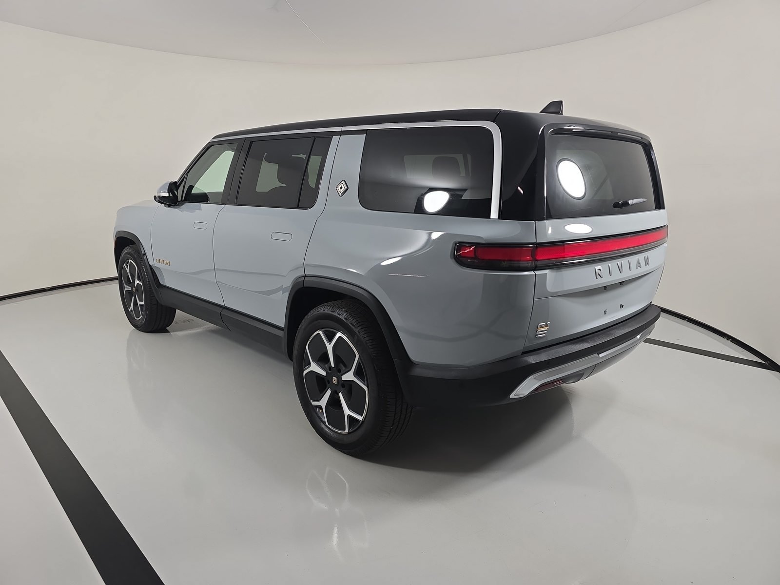 Used 2024 Rivian R1S Adventure Quad AWD/4WD image 3