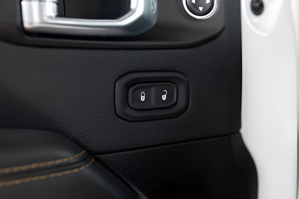 Used 2025 Jeep Wrangler Unlimited Sahara AWD/4WD image 46