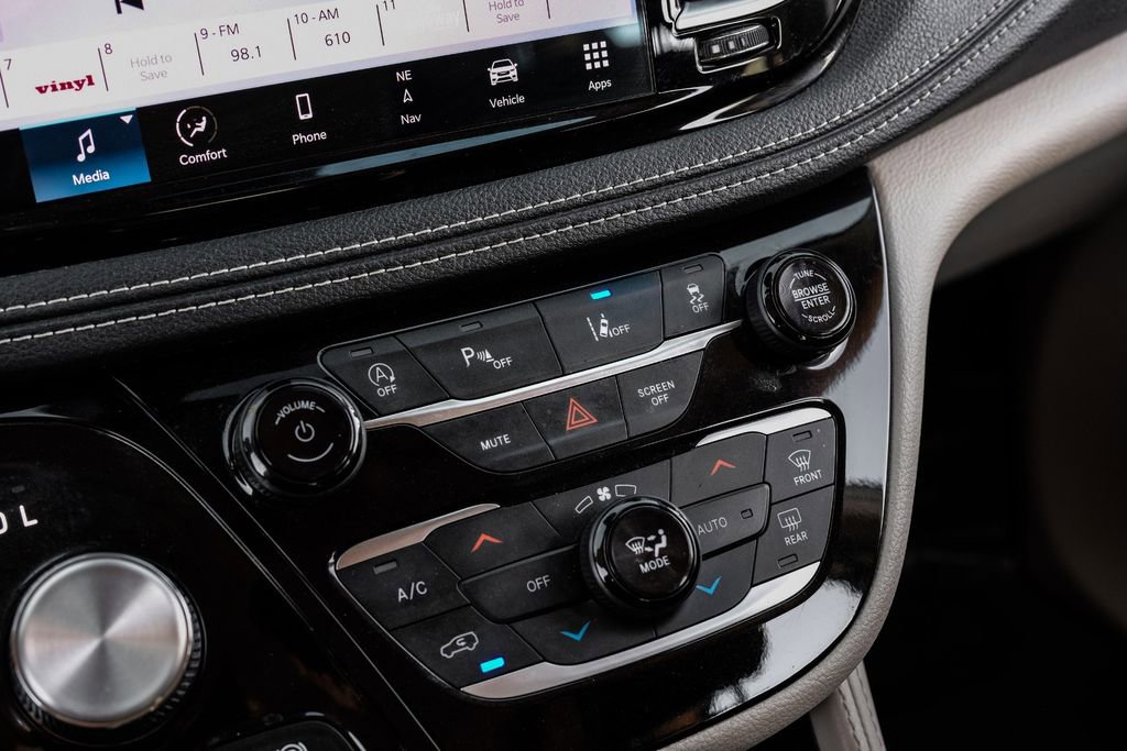 Used 2023 Chrysler Pacifica Limited image 24