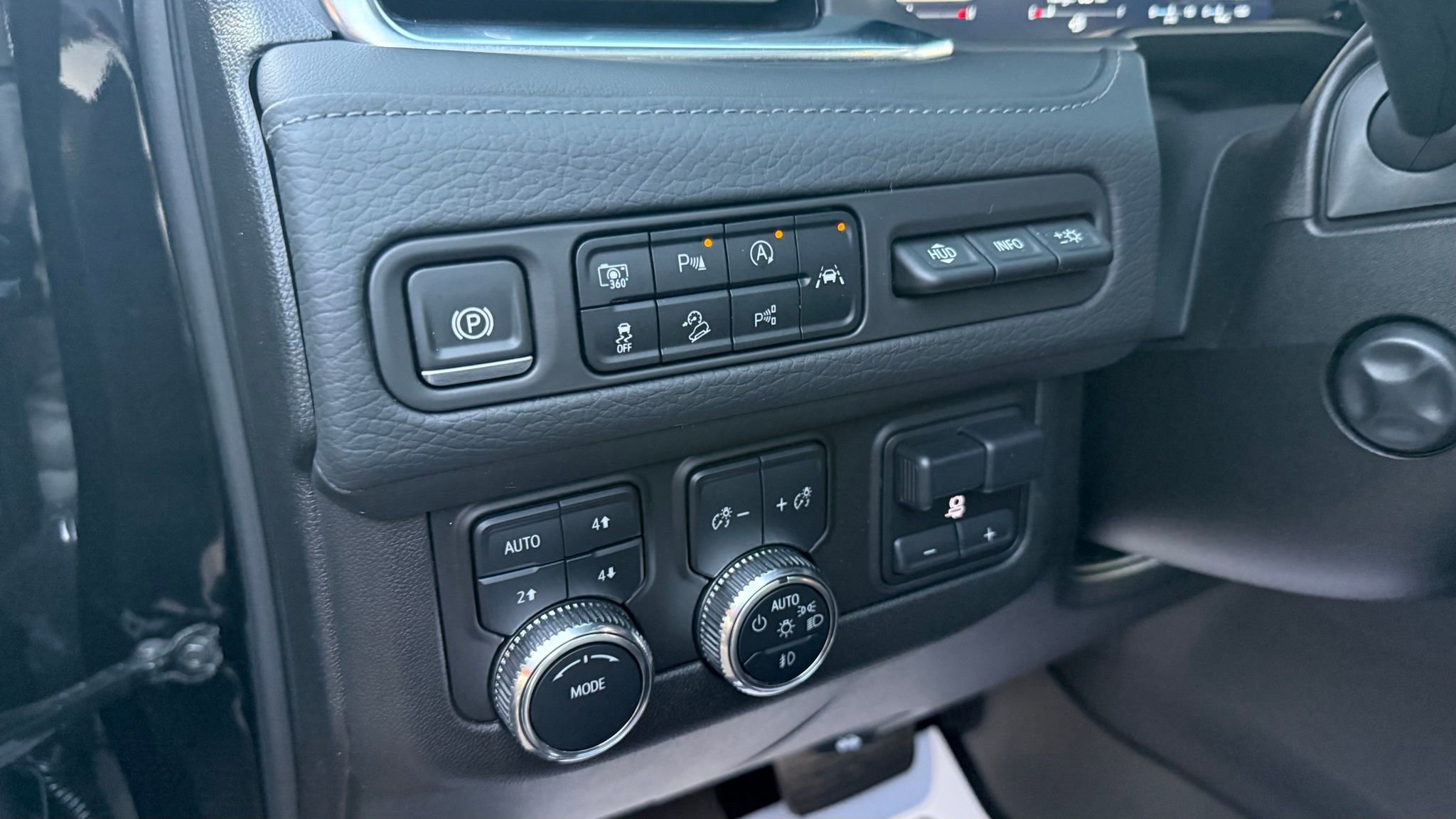 Used 2024 GMC Yukon XL Denali w/ Advanced Technology Package image 37