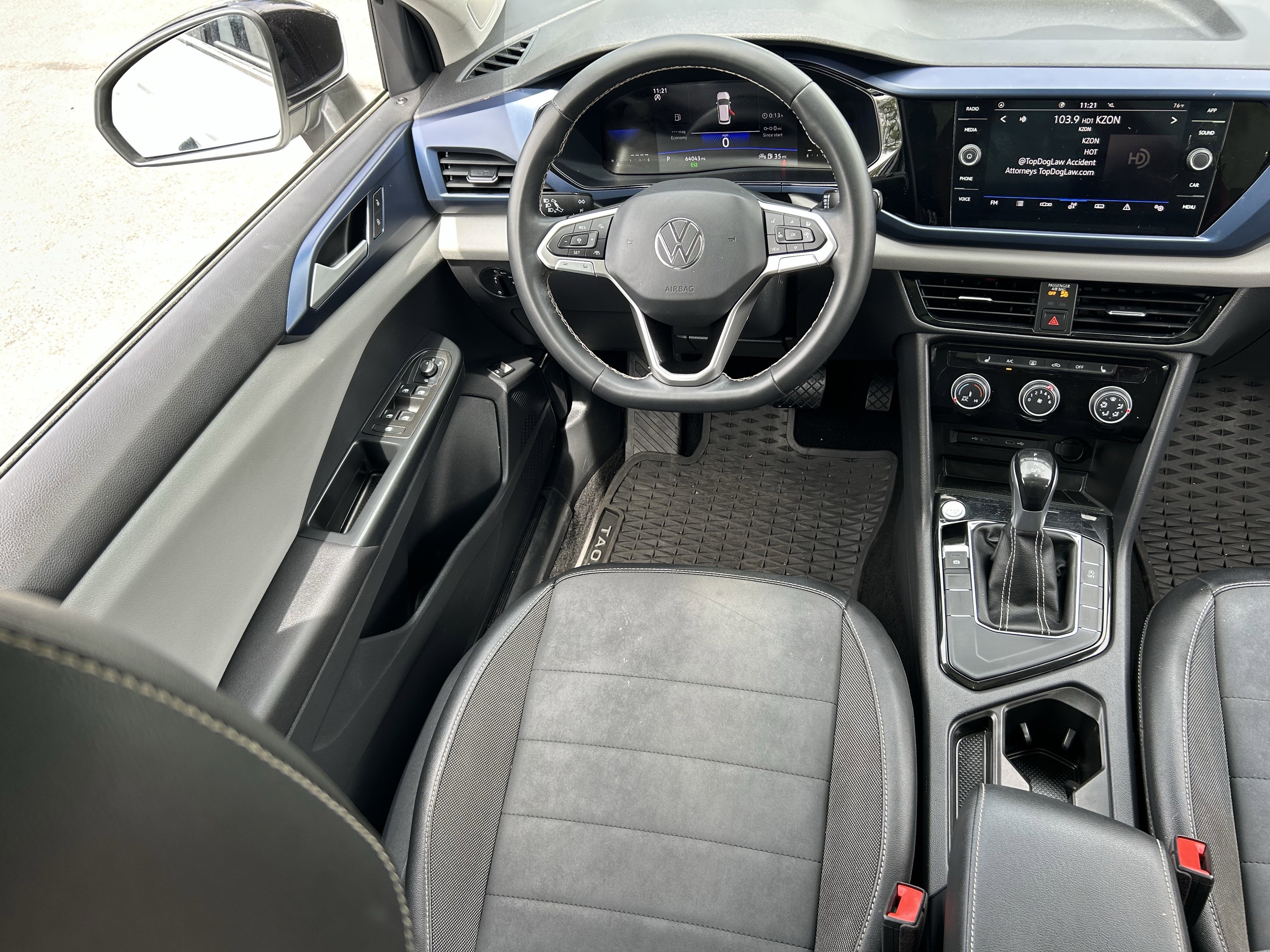 Used 2023 Volkswagen Taos SE w/ Panoramic Sunroof Package image 12