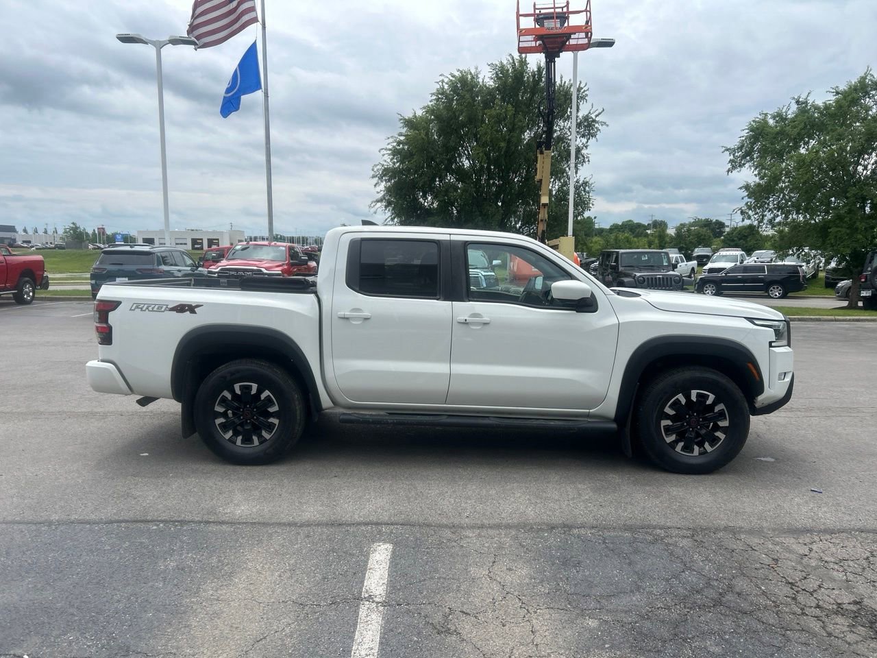 Used 2022 Nissan Frontier PRO-4X AWD/4WD image 2