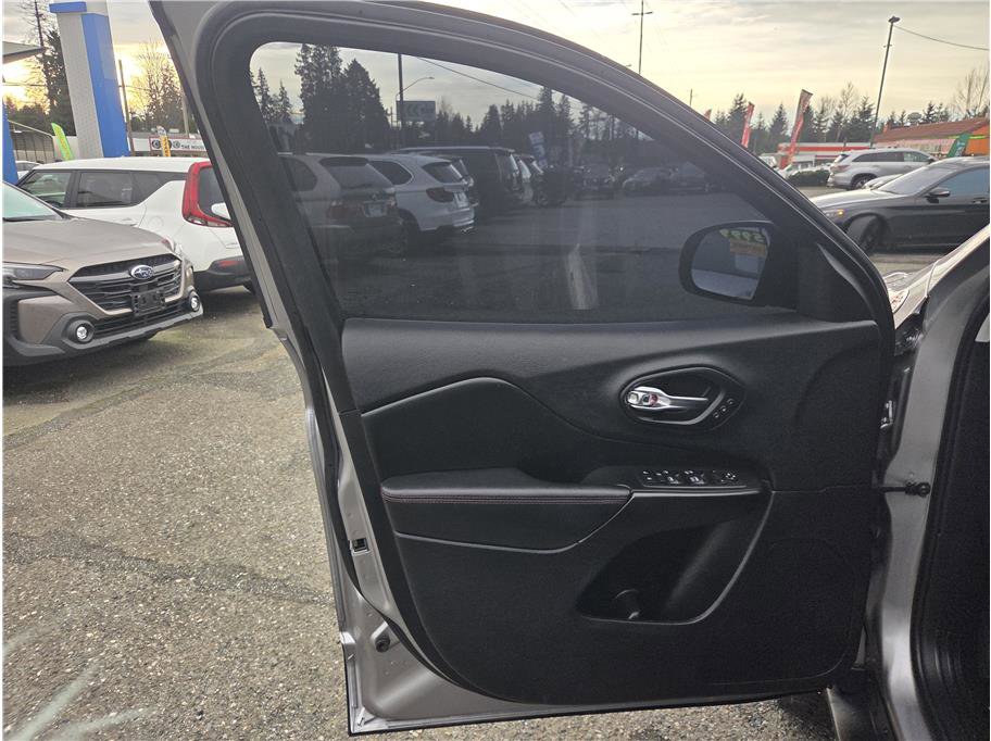 Used 2019 Jeep Cherokee Trailhawk image 13