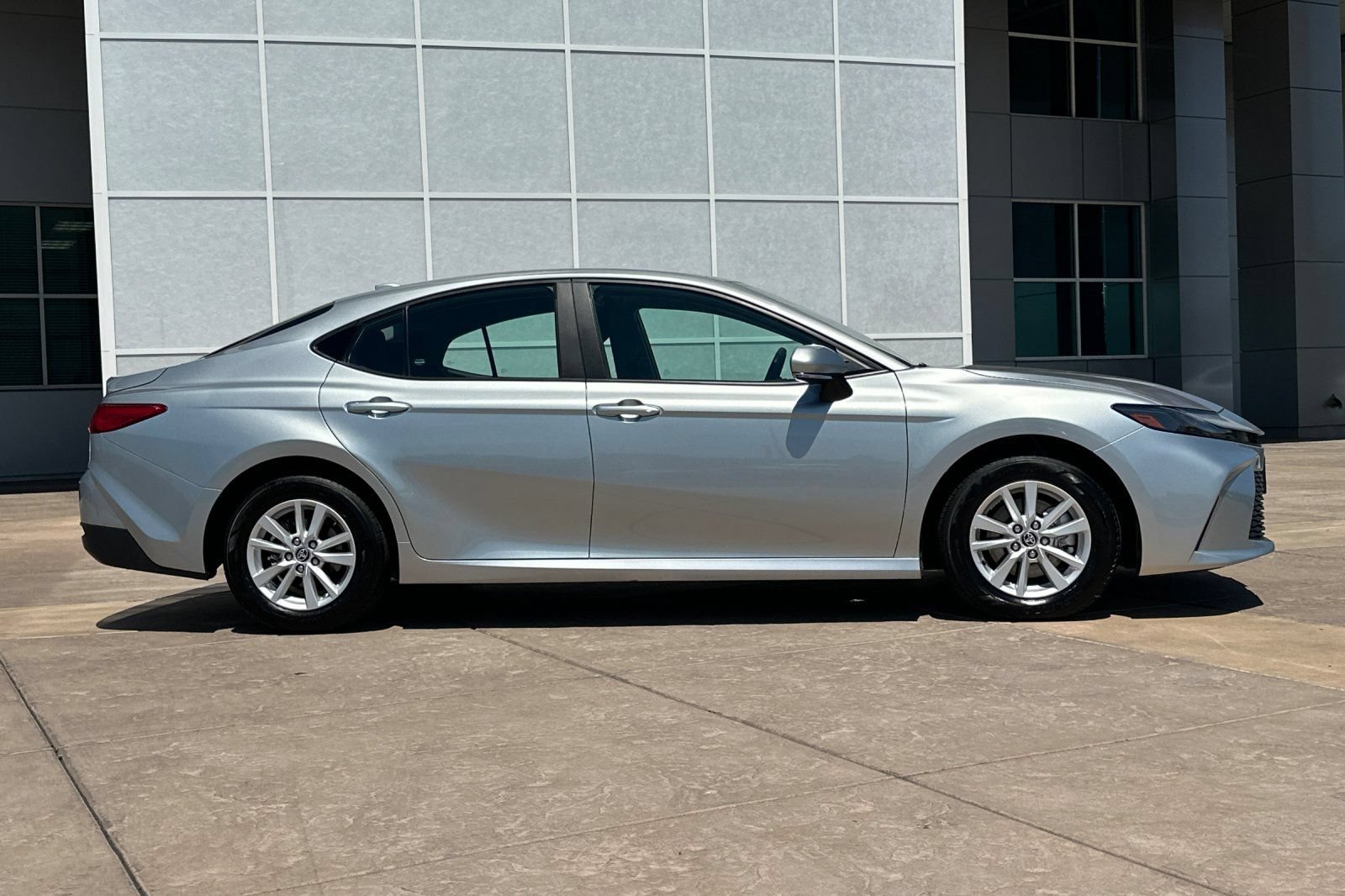 Used 2025 Toyota Camry LE AWD/4WD image 3