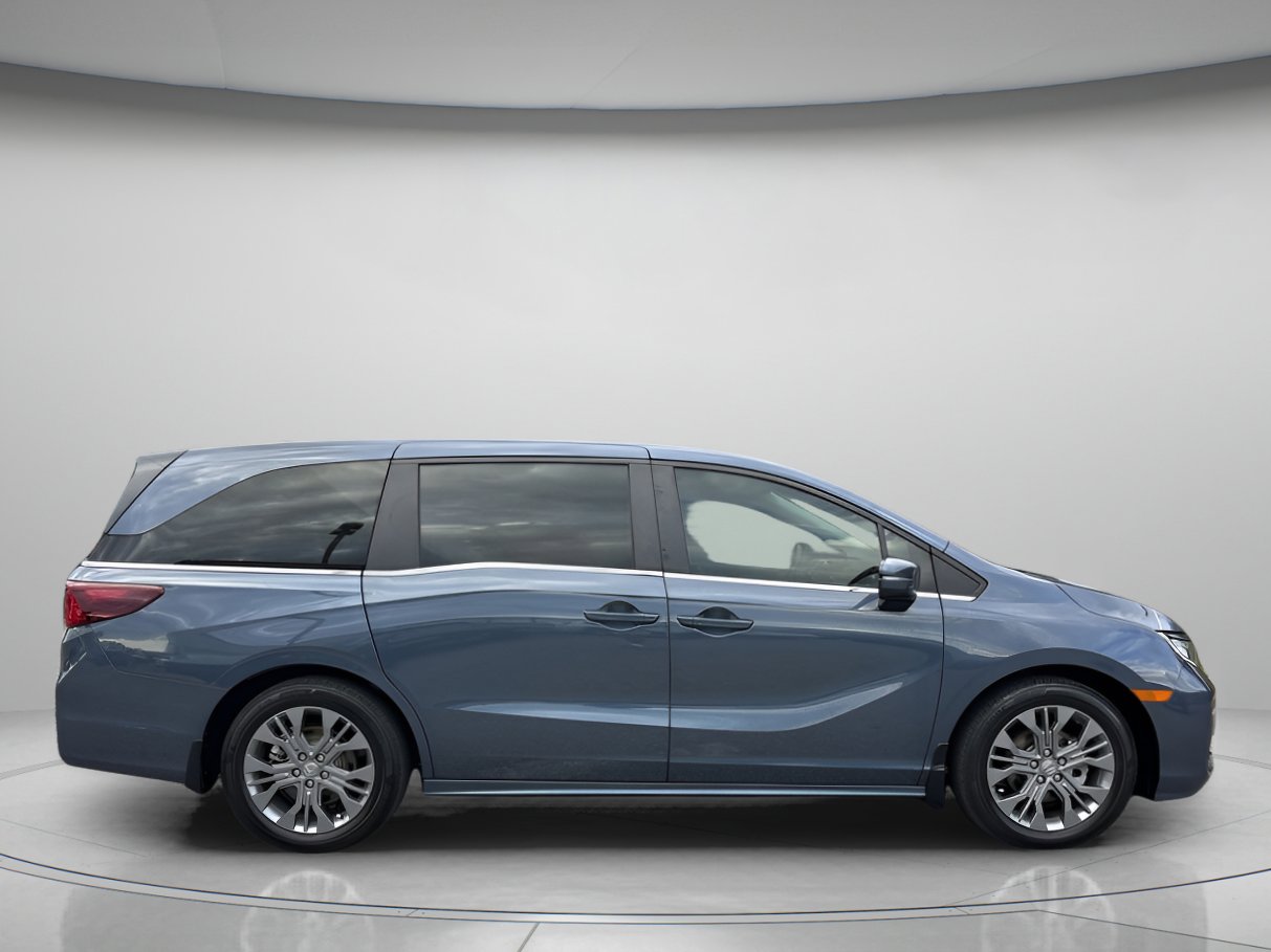 Used 2025 Honda Odyssey Touring image 2