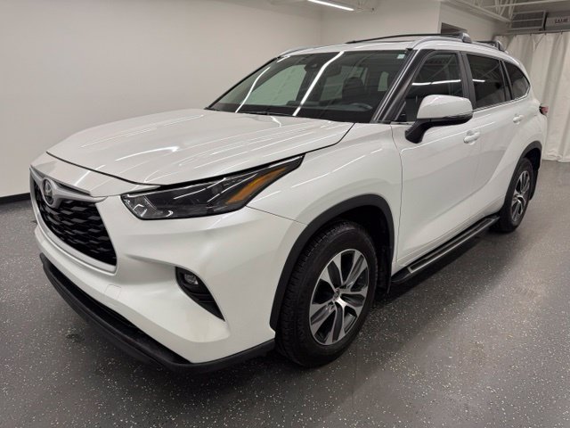 Used 2023 Toyota Highlander XLE AWD/4WD image 5