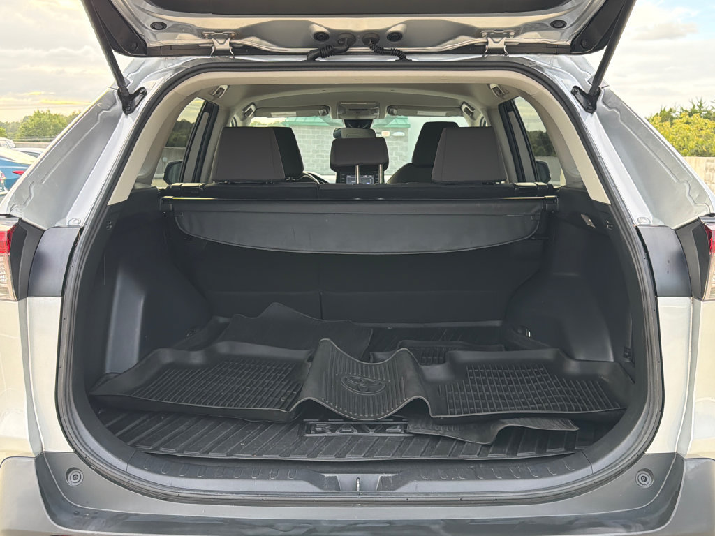 Used 2021 Toyota RAV4 XLE AWD/4WD image 6
