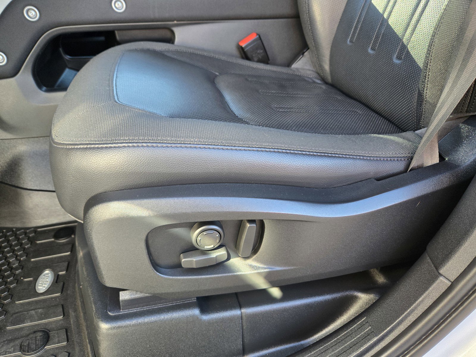 Used 2020 Land Rover Defender 110 SE image 11