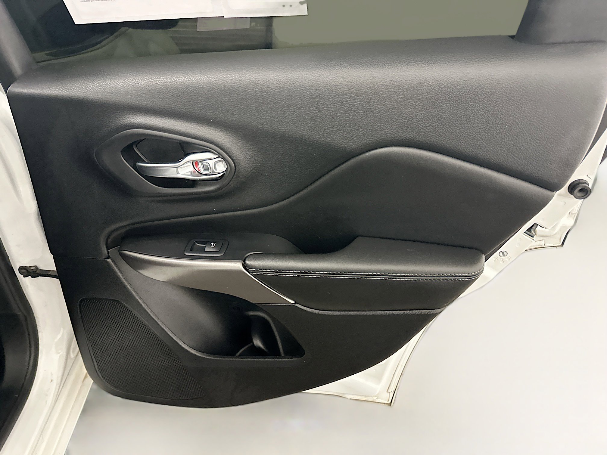 Used 2019 Jeep Cherokee Overland image 33
