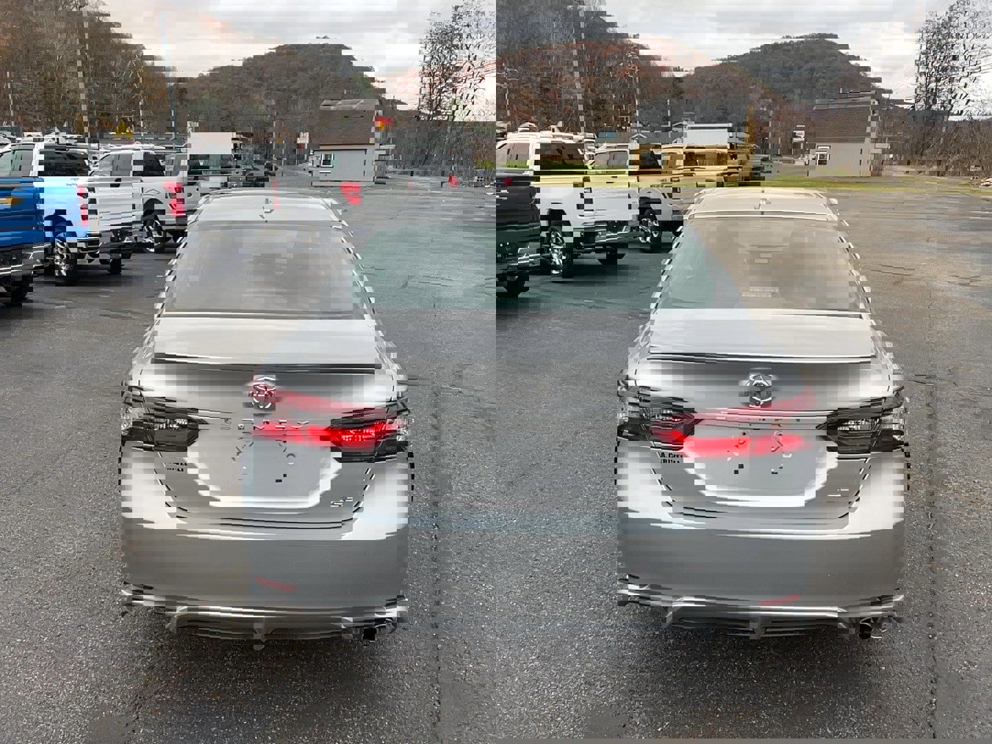 Used 2021 Toyota Camry SE image 6