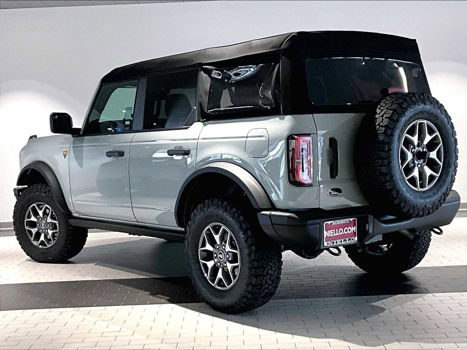 Used 2024 Ford Bronco Badlands image 3