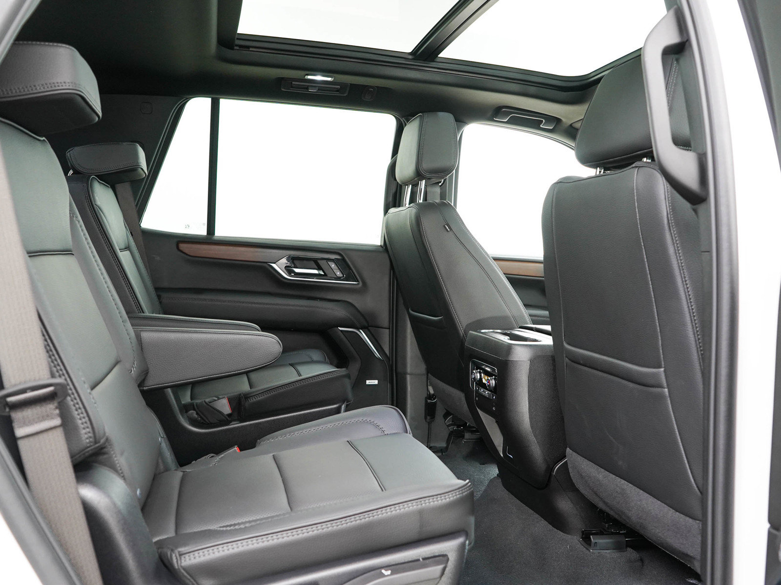 Used 2025 GMC Yukon Denali w/ Sun & Power Step Package AWD/4WD image 12