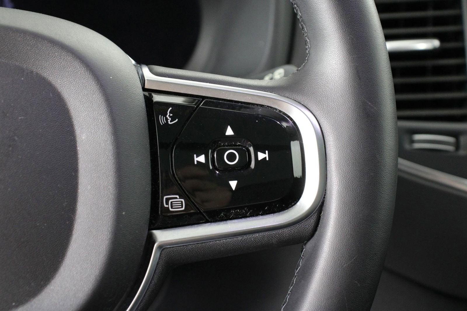 Certified 2024 Volvo XC90 B5 Core w/ Protection Package Premier image 11