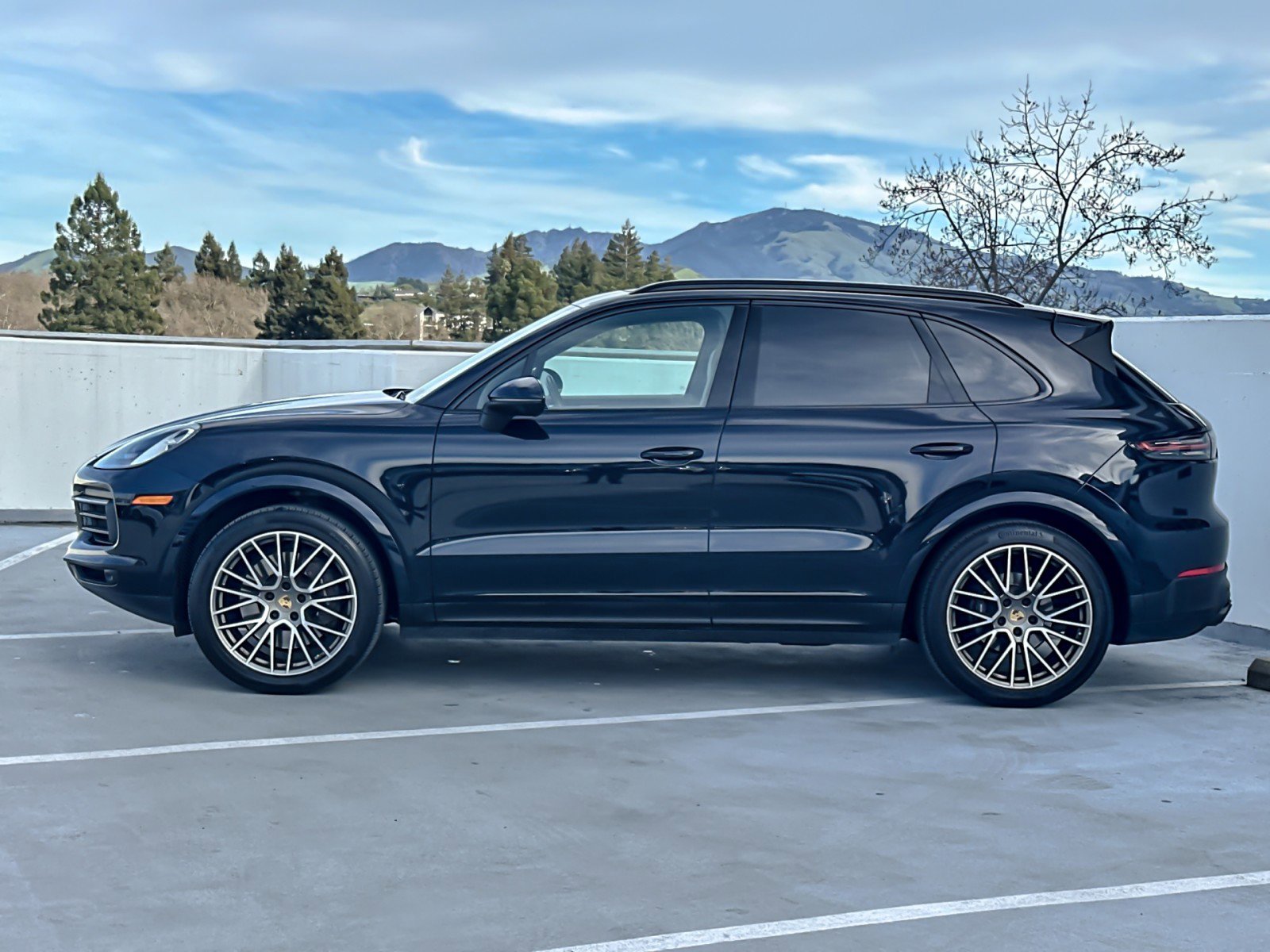 Certified 2023 Porsche Cayenne Platinum Edition image 2