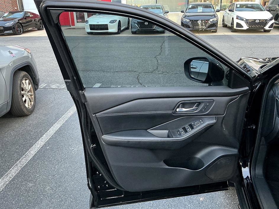 Certified 2025 Nissan Rogue SL w/ Tech Package image 11