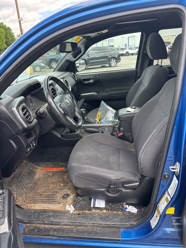 Used 2017 Toyota Tacoma TRD Sport AWD/4WD image 10