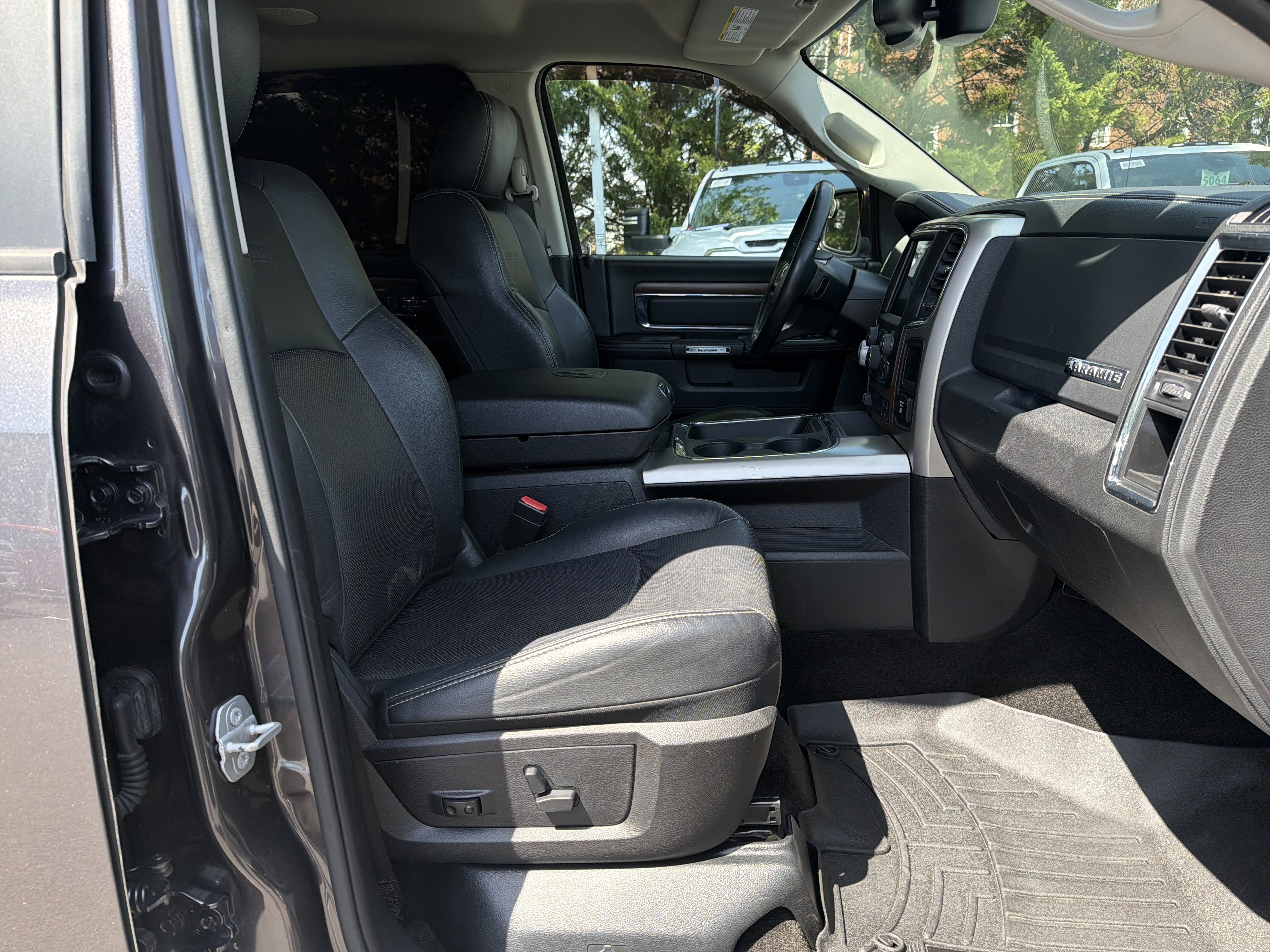 Used 2016 RAM 1500 Laramie w/ Convenience Group image 32