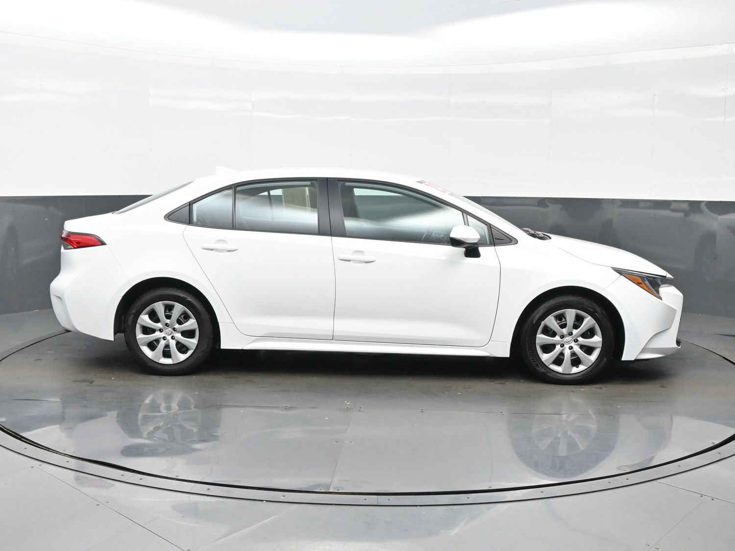 Used 2025 Toyota Corolla LE FWD image 7