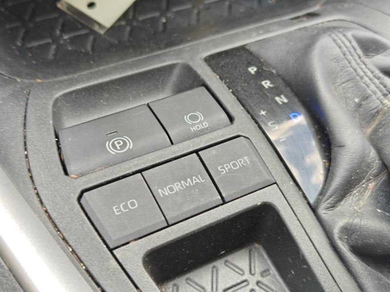 Used 2020 Toyota RAV4 XLE w/ All Weather Liner Package FWD image 18