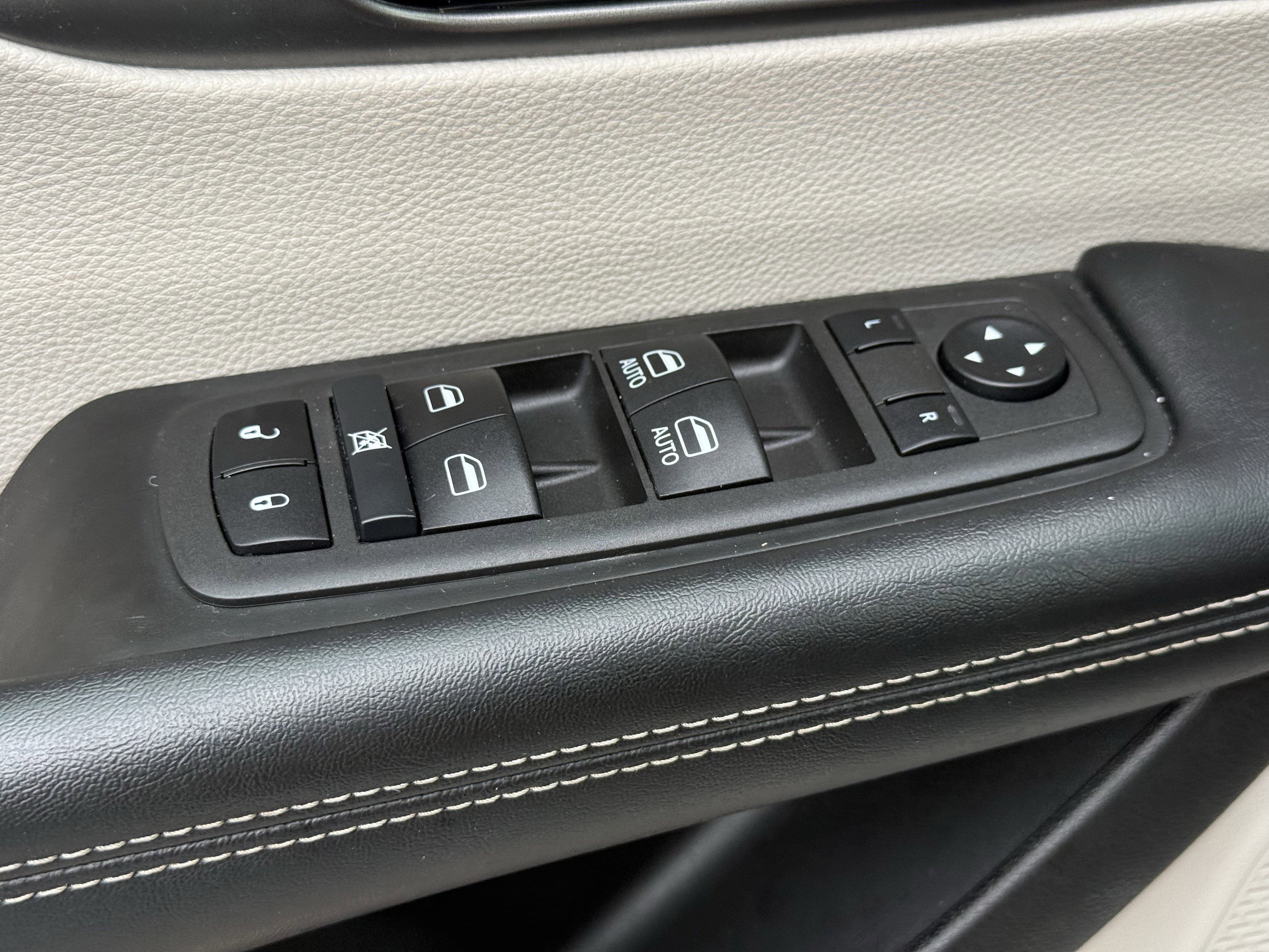 Used 2022 Chrysler Pacifica Touring-L image 27