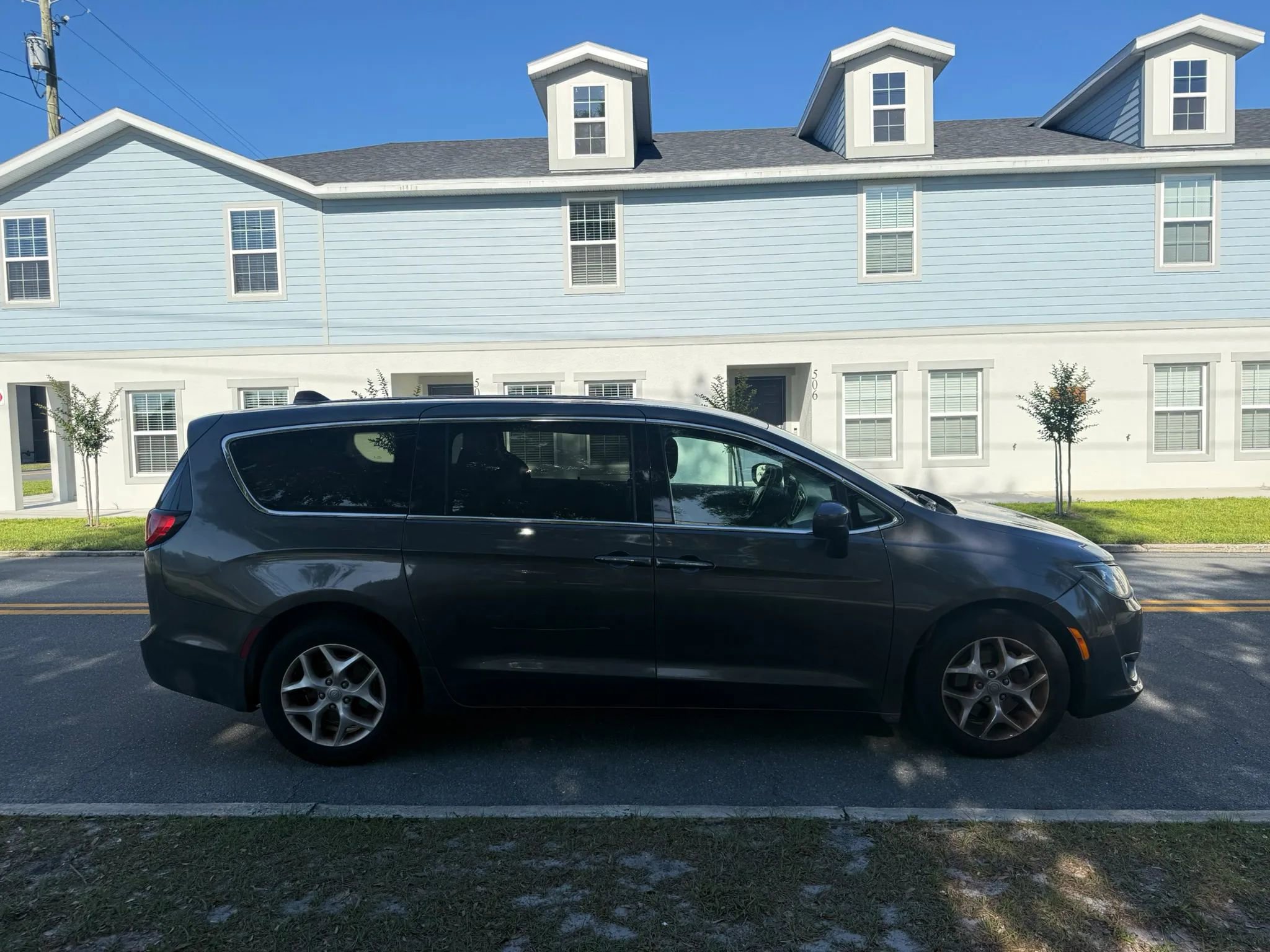 Used 2017 Chrysler Pacifica Touring Plus w/ Tire & Wheel Group FWD image 4