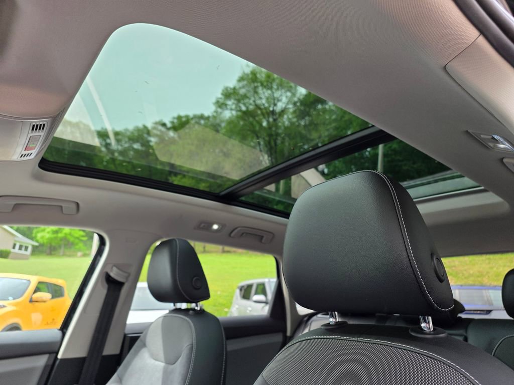 Used 2022 Volkswagen Taos SE w/ Panoramic Sunroof Package AWD/4WD image 12