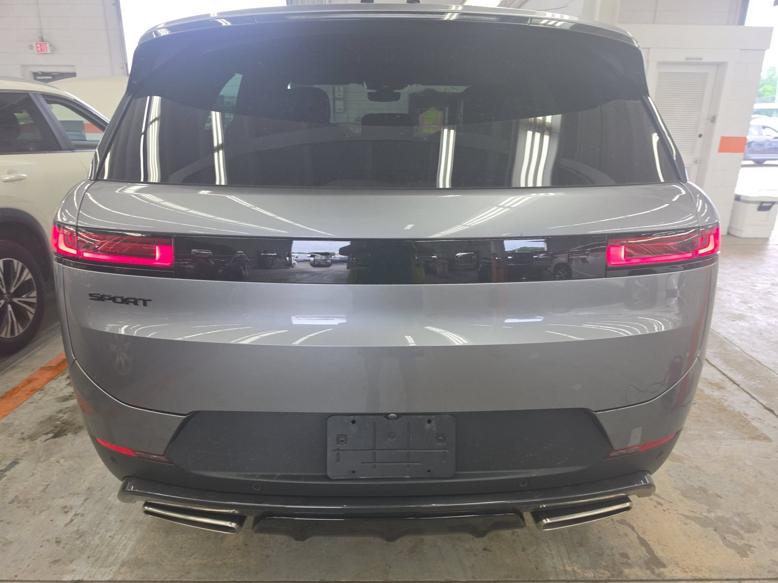Used 2025 Land Rover Range Rover Sport SE AWD/4WD image 7