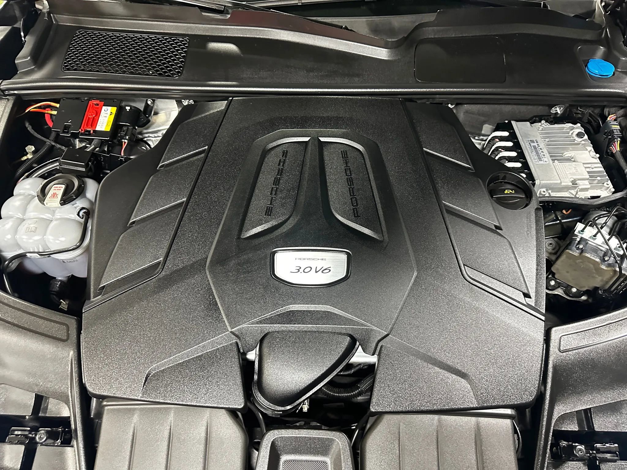 Used 2022 Porsche Cayenne Sport Utility 4D image 28