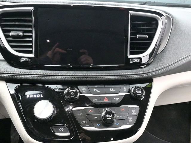 Used 2023 Chrysler Pacifica Touring-L image 17