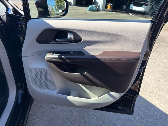 Used 2018 Chrysler Pacifica Touring-L Plus w/ Tire & Wheel Group FWD image 25
