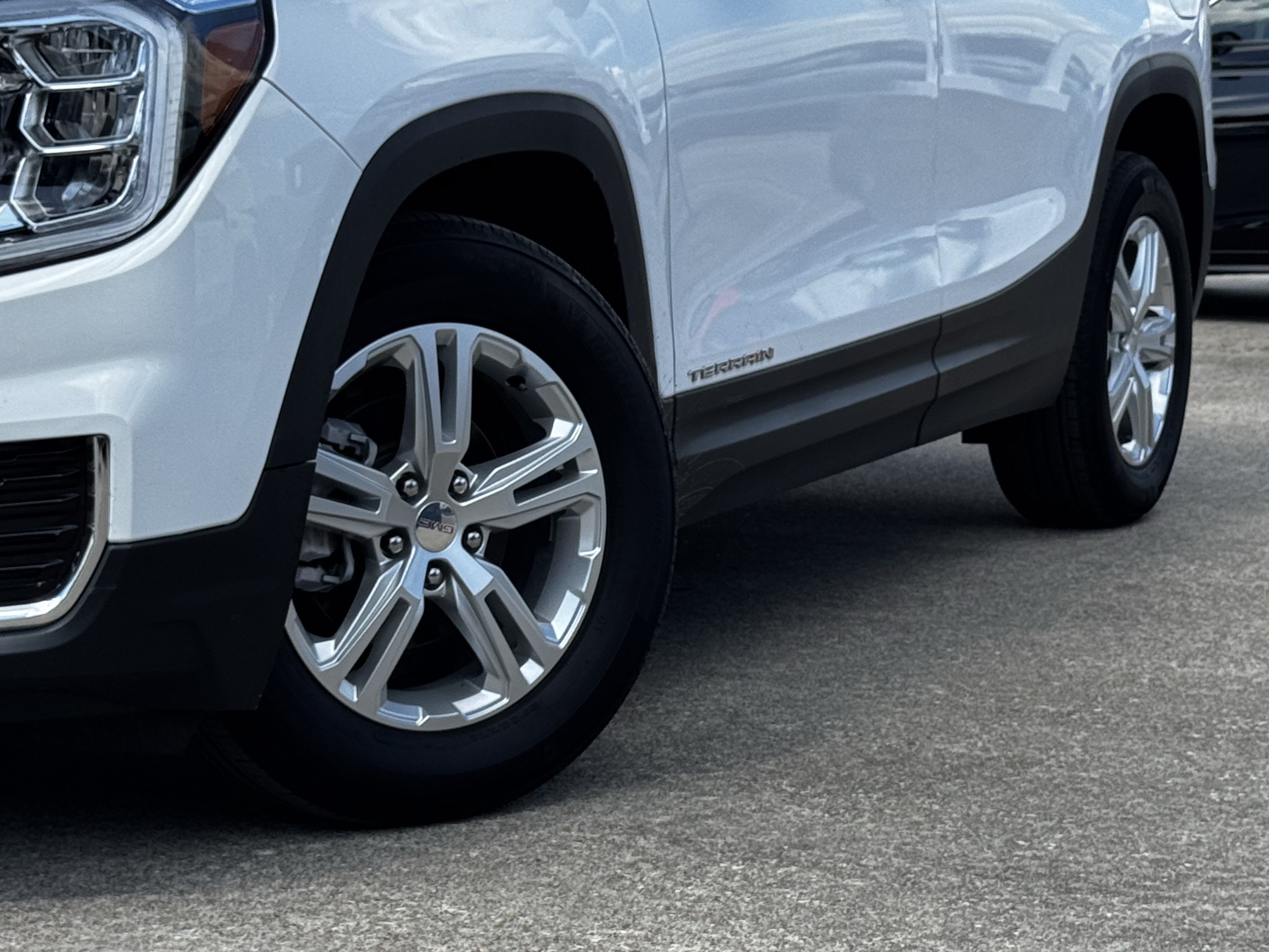Used 2024 GMC Terrain SLE FWD image 3