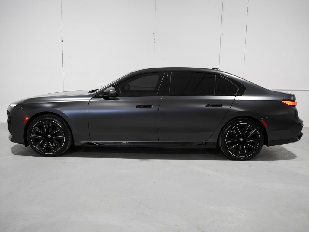 Used 2023 BMW 760i xDrive w/ Executive Package image 2