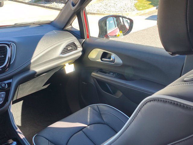 New 2026 Chrysler Pacifica Limited w/ Uconnect Theater Family Group AWD/4WD image 39