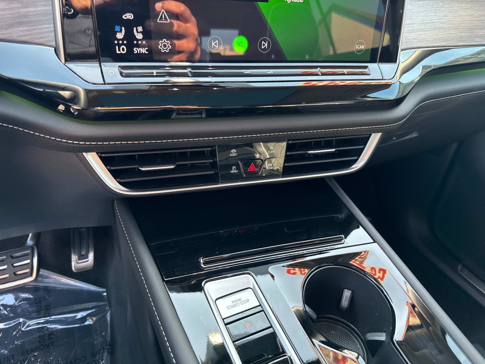 Certified 2025 Volkswagen Atlas SEL Premium R-Line image 24