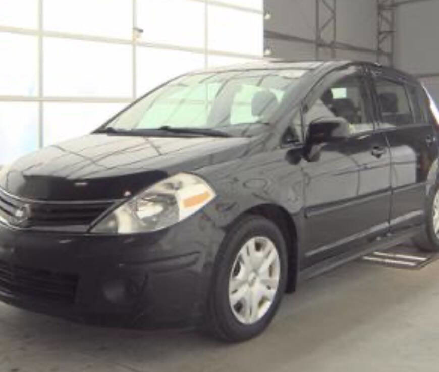 Used 2011 Nissan Versa 1.8 S w/ Plus Pkg FWD image 1